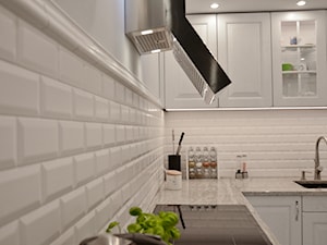 Kuchnia - Lębork - 20m2 - 2017 - Z salonem z kamiennym blatem biała z zabudowaną lodówką z podblatowym zlewozmywakiem kuchnia w kształcie litery l, styl prowansalski - zdjęcie od Studio86