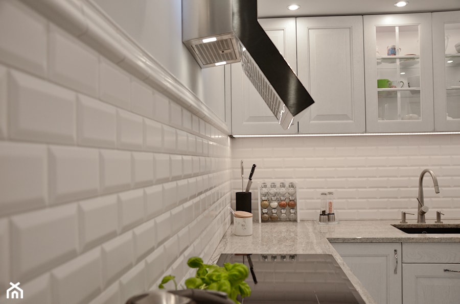 Kuchnia - Lębork - 20m2 - 2017 - Z salonem z kamiennym blatem biała z zabudowaną lodówką z podblatowym zlewozmywakiem kuchnia w kształcie litery l, styl prowansalski - zdjęcie od Studio86