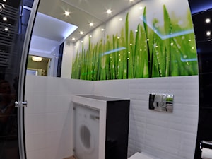 Mieszkanie - Browar Gdański - 50m2 - 2015 - Mała na poddaszu bez okna z pralką / suszarką z lustrem łazienka, styl nowoczesny - zdjęcie od Studio86