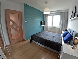 Home Staging - Marina Primore Gdańsk - 70m2 - 2019 - Średnia biała niebieska sypialnia, styl nowoczesny - zdjęcie od Studio86