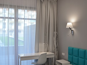Apartament wakacyjny - Neptun Park Gdańsk - 42m2 - 2017 - Mała szara z biurkiem sypialnia z balkonem / tarasem, styl nowoczesny - zdjęcie od Studio86