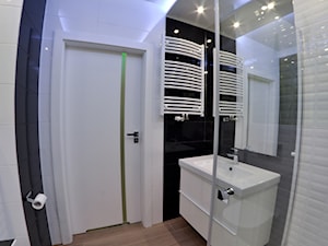 Mieszkanie - Browar Gdański - 50m2 - 2015 - Mała na poddaszu bez okna z lustrem łazienka, styl nowoczesny - zdjęcie od Studio86
