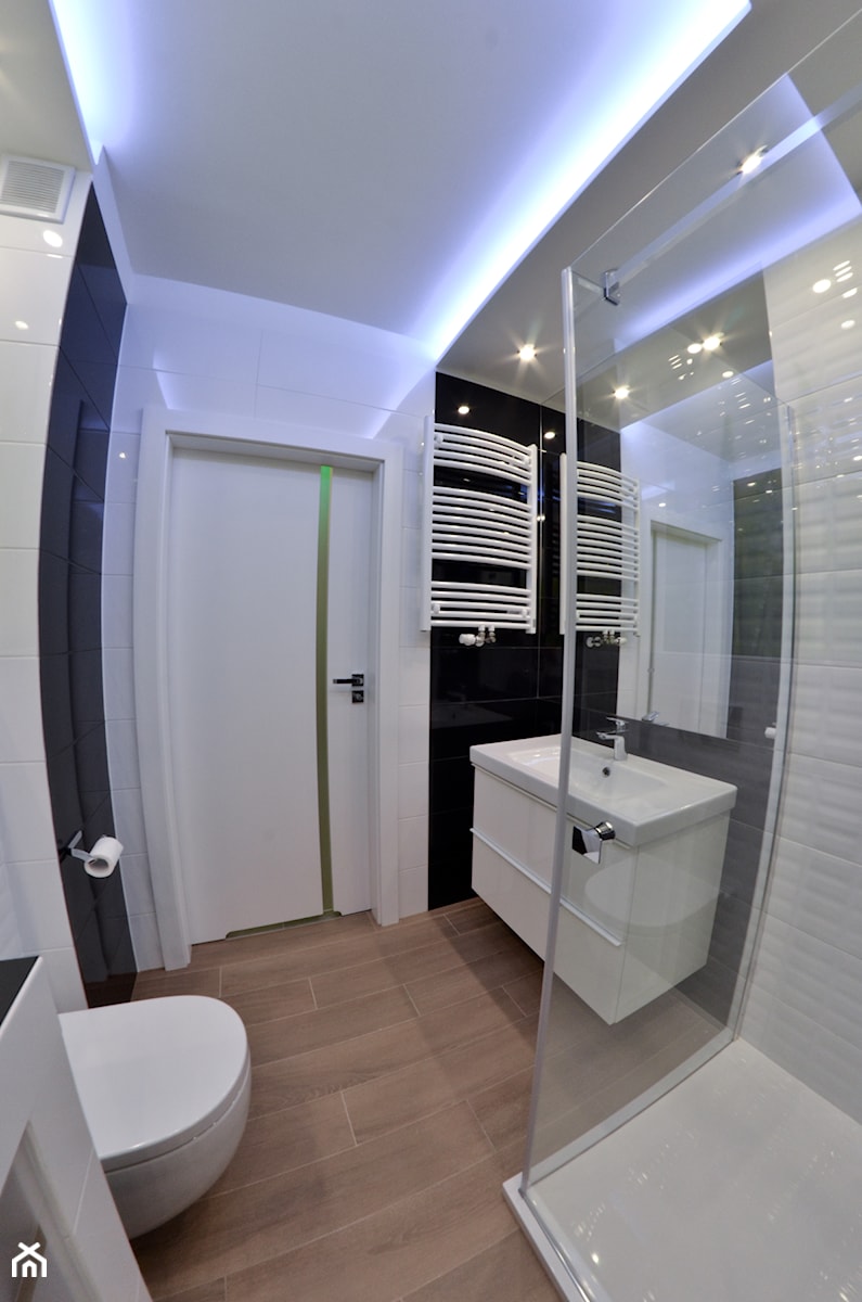 Mieszkanie - Browar Gdański - 50m2 - 2015 - Mała na poddaszu bez okna z lustrem łazienka, styl nowoczesny - zdjęcie od Studio86
