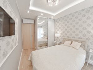 Mieszkanie - Albatross Towers Gdańsk - 74 m2 - 2016 - Średnia beżowa szara sypialnia, styl glamour - zdjęcie od Studio86