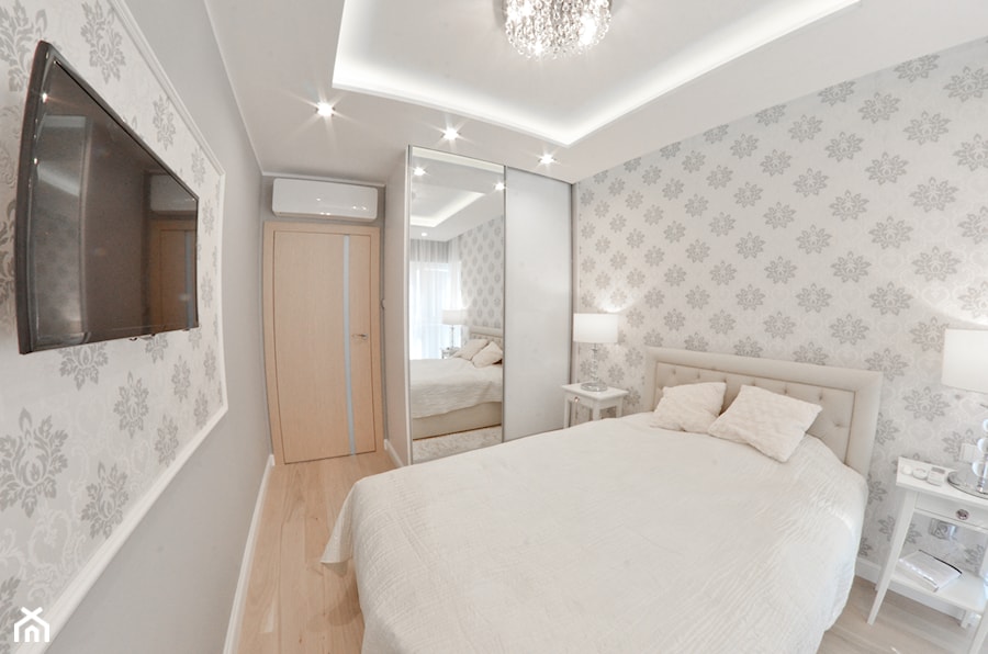 Mieszkanie - Albatross Towers Gdańsk - 74 m2 - 2016 - Średnia beżowa szara sypialnia, styl glamour - zdjęcie od Studio86