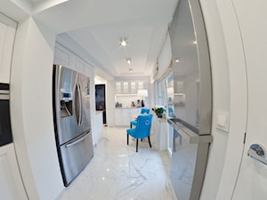 Kuchnia - Lębork - 20m2 - 2017 - Średnia zamknięta z salonem biała z zabudowaną lodówką z lodówką wolnostojącą kuchnia jednorzędowa z oknem, styl glamour - zdjęcie od Studio86