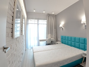 Apartament wakacyjny - Neptun Park Gdańsk - 42m2 - 2017 - Średnia biała szara z biurkiem sypialnia, styl nowoczesny - zdjęcie od Studio86