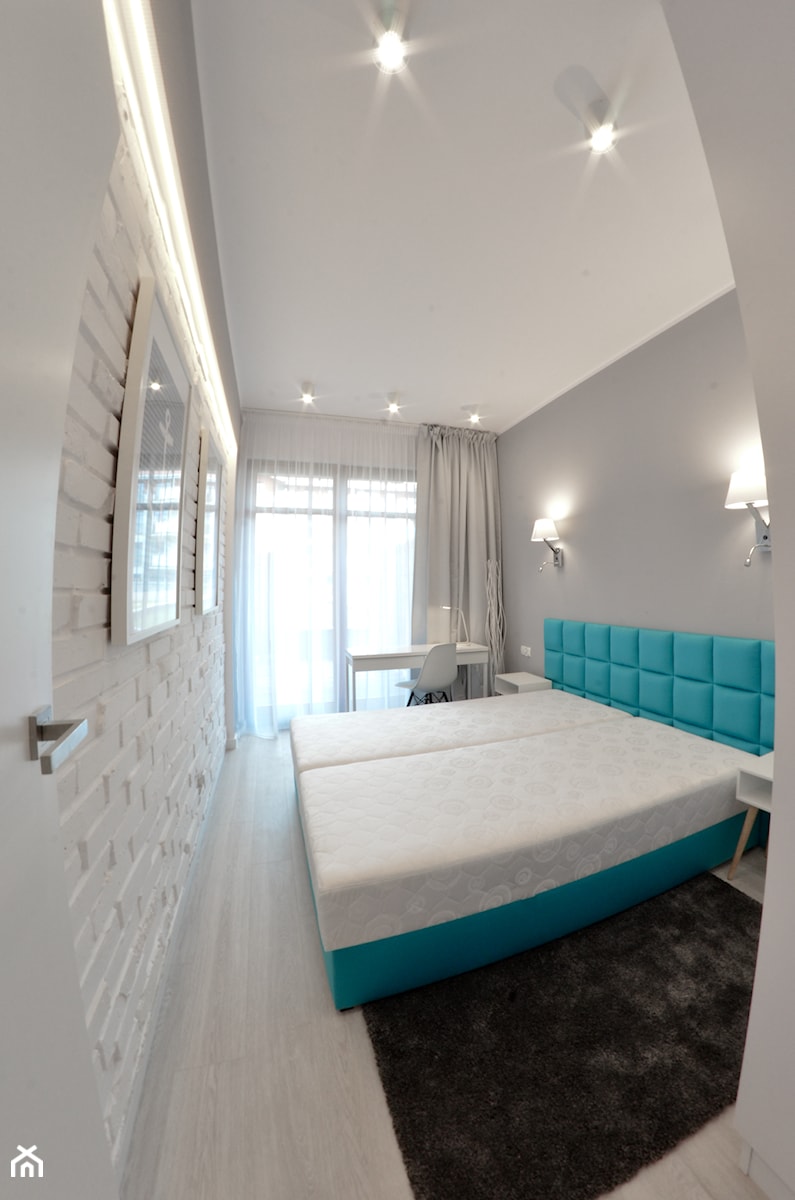 Apartament wakacyjny - Neptun Park Gdańsk - 42m2 - 2017 - Średnia biała szara z biurkiem sypialnia, styl nowoczesny - zdjęcie od Studio86