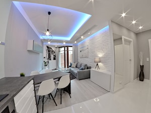 Apartament wakacyjny - Neptun Park Gdańsk - 42m2 - 2017 - Średni biały szary salon z kuchnią z jadalnią z tarasem / balkonem, styl nowoczesny - zdjęcie od Studio86