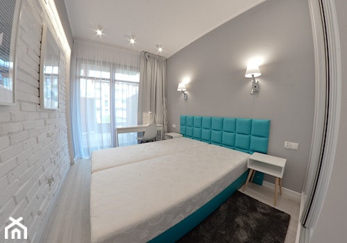 Apartament wakacyjny - Neptun Park Gdańsk - 42m2 - 2017 - Mała szara z biurkiem sypialnia z balkonem / tarasem, styl nowoczesny - zdjęcie od Studio86