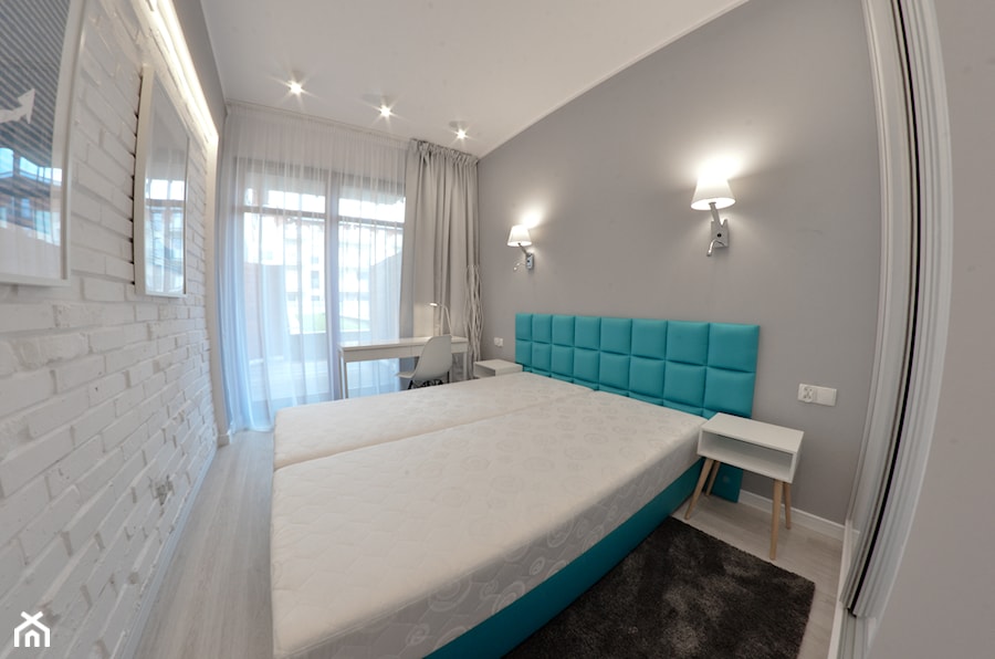 Apartament wakacyjny - Neptun Park Gdańsk - 42m2 - 2017 - Mała szara z biurkiem sypialnia z balkonem / tarasem, styl nowoczesny - zdjęcie od Studio86
