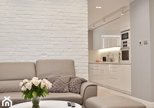 Mieszkanie - Albatross Towers Gdańsk - 74 m2 - 2016 - Mały biały szary salon z kuchnią, styl nowoczesny - zdjęcie od Studio86