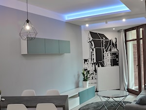 Apartament wakacyjny - Neptun Park Gdańsk - 42m2 - 2017 - Mały biały salon z jadalnią, styl nowoczesny - zdjęcie od Studio86
