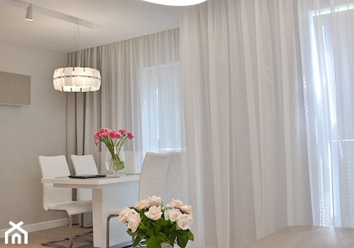 Mieszkanie - Albatross Towers Gdańsk - 74 m2 - 2016 - Mały biały salon z jadalnią, styl nowoczesny - zdjęcie od Studio86
