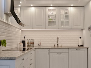 Kuchnia - Lębork - 20m2 - 2017 - Mała średnia otwarta z salonem z kamiennym blatem biała z zabudowaną lodówką kuchnia w kształcie litery l, styl tradycyjny - zdjęcie od Studio86