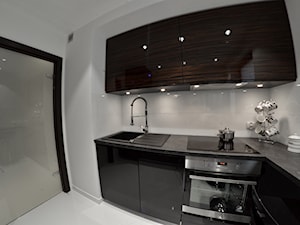 Kawalerka - Browar Gdański - 38m2 - 2015 - Mała z salonem biała szara z podblatowym zlewozmywakiem kuchnia w kształcie litery l, styl nowoczesny - zdjęcie od Studio86