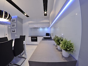 Mieszkanie Gdańsk - 48m2 - 2014 - Duża otwarta z salonem biała z zabudowaną lodówką z nablatowym zlewozmywakiem kuchnia w kształcie litery l, styl nowoczesny - zdjęcie od Studio86