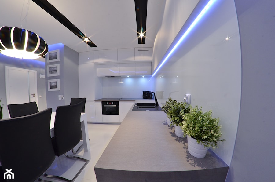 Mieszkanie Gdańsk - 48m2 - 2014 - Duża otwarta z salonem biała z zabudowaną lodówką z nablatowym zlewozmywakiem kuchnia w kształcie litery l, styl nowoczesny - zdjęcie od Studio86