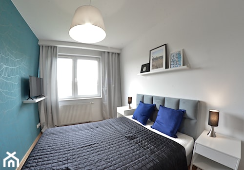 Home Staging - Marina Primore Gdańsk - 70m2 - 2019 - Mała biała niebieska sypialnia, styl nowoczesny - zdjęcie od Studio86