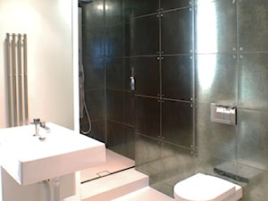 "stalowa" łazienka - zdjęcie od Parco-architekci
