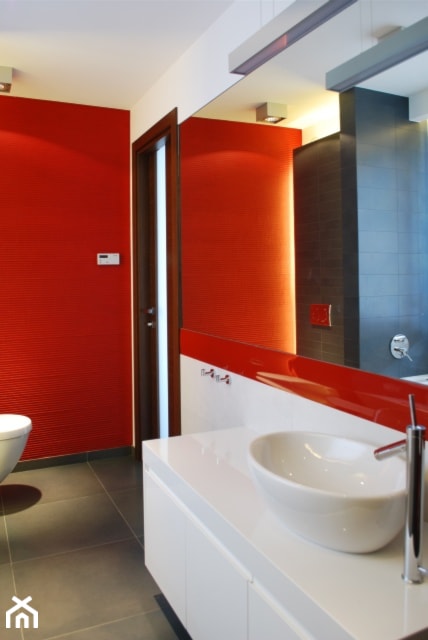 łazienka "biel i czerwień" - zdjęcie od Parco-architekci