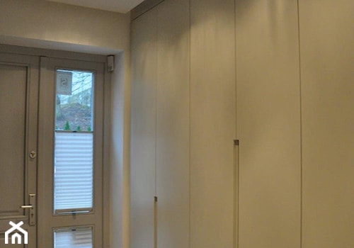 dom prywatny w Gdańsku Oliwie - Mały biały hol / przedpokój, styl nowoczesny - zdjęcie od K&L wnętrza Marzena Krychowska