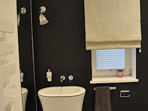 dom prywatny w Gdańsku Oliwie - Mała na poddaszu z lustrem łazienka z oknem, styl nowoczesny - zdjęcie od K&L wnętrza Marzena Krychowska