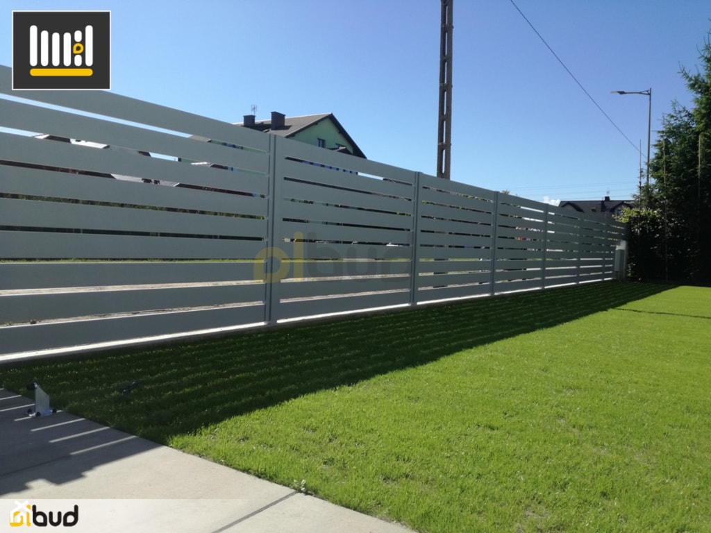 Poziome symetryczne ogrodzenie aluminiowe - zdjęcie od Olbud ogrodzenia - Homebook
