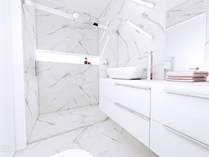 Biała nowoczesna łazienka