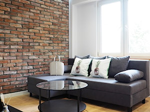 Mieszkanie 33m2 - Mały biały brązowy salon, styl skandynawski - zdjęcie od Projektowanie Wnętrz Ewa Wróblewska-Szoda