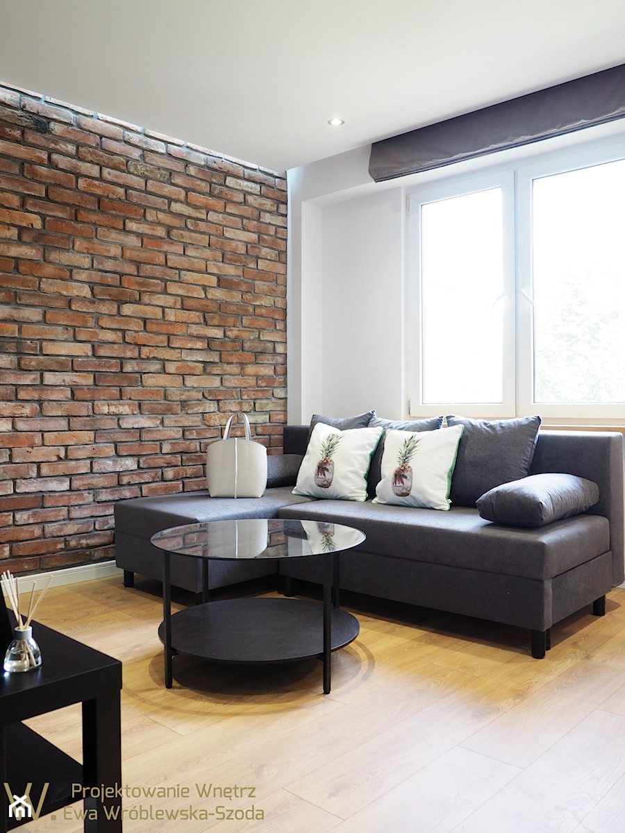 Mieszkanie 33m2 - Mały biały brązowy salon, styl skandynawski - zdjęcie od Projektowanie Wnętrz Ewa Wróblewska-Szoda