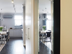 Mieszkanie 80m2 - Mały beżowy hol / przedpokój, styl nowoczesny - zdjęcie od Projektowanie Wnętrz Ewa Wróblewska-Szoda
