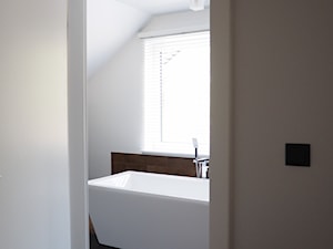 Dom pod Białymstokiem - Mała na poddaszu łazienka z oknem, styl nowoczesny - zdjęcie od Projektowanie Wnętrz Ewa Wróblewska-Szoda