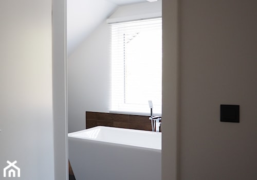 Dom pod Białymstokiem - Mała na poddaszu łazienka z oknem, styl nowoczesny - zdjęcie od Projektowanie Wnętrz Ewa Wróblewska-Szoda