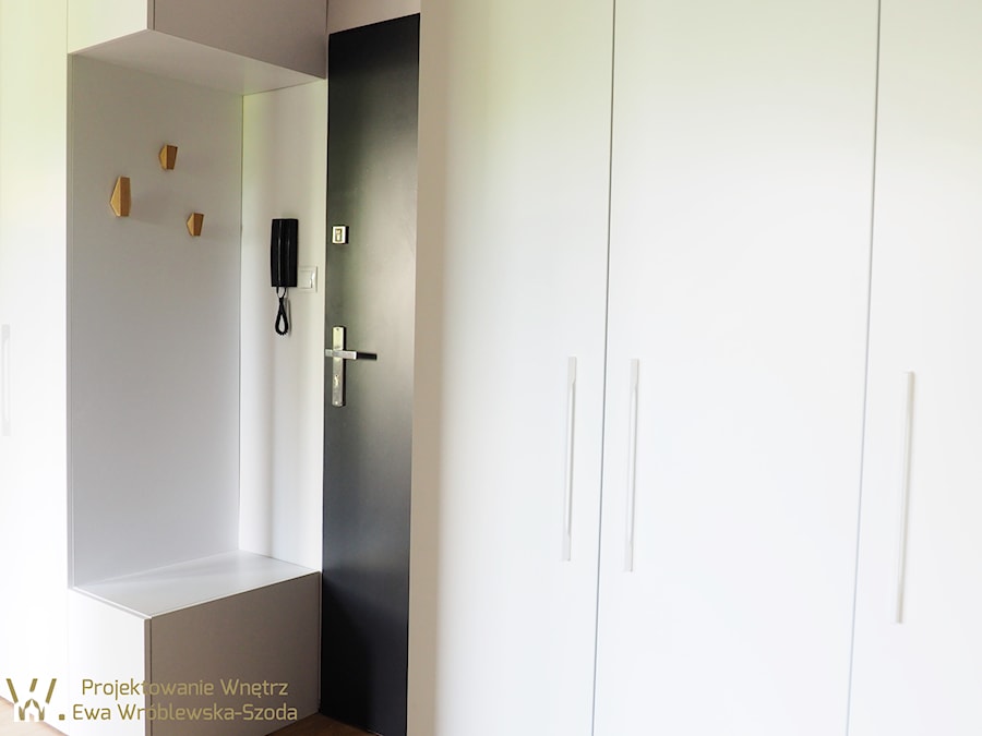 Mieszkanie 33m2 - Mały z wieszakiem biały czarny hol / przedpokój, styl skandynawski - zdjęcie od Projektowanie Wnętrz Ewa Wróblewska-Szoda