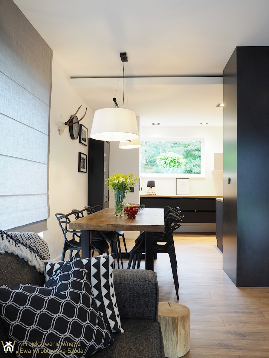 Dom pod Białymstokiem - Średnia beżowa czarna jadalnia w salonie, styl skandynawski - zdjęcie od Projektowanie Wnętrz Ewa Wróblewska-Szoda