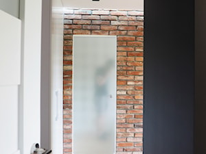 Mieszkanie 33m2 - Mały czarny szary hol / przedpokój, styl skandynawski - zdjęcie od Projektowanie Wnętrz Ewa Wróblewska-Szoda