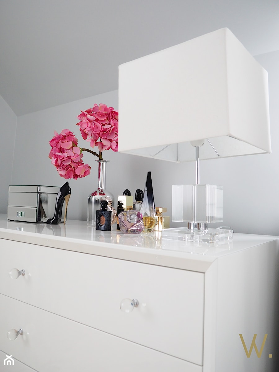 Przytulna sypialnia - Mała biała sypialnia, styl glamour - zdjęcie od Projektowanie Wnętrz Ewa Wróblewska-Szoda
