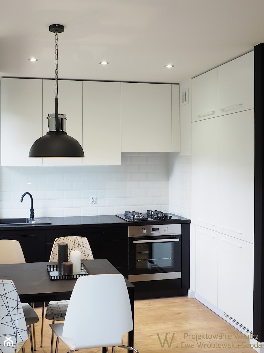 Mieszkanie 33m2 - Średnia otwarta z salonem biała z zabudowaną lodówką z nablatowym zlewozmywakiem kuchnia jednorzędowa, styl skandynawski - zdjęcie od Projektowanie Wnętrz Ewa Wróblewska-Szoda