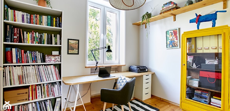 Biurko pod oknem – sprawdź 7 pomysłów na aranżację biurka pod oknem