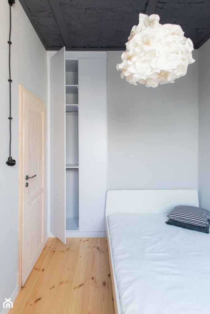 Loft na Pradze - Mała sypialnia, styl industrialny - zdjęcie od Ola Paszko