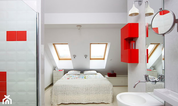 biała sypialnia z łazienką na poddaszu, czerwona szafka ścienna
