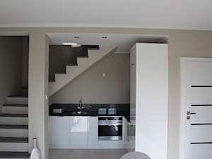 Kuchnia i schody - zdjęcie od AMI INTERIOR Projektowanie Wnętrz Renata Olejniczak