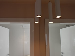 Drzwi i oświetlenie - zdjęcie od AMI INTERIOR Projektowanie Wnętrz Renata Olejniczak