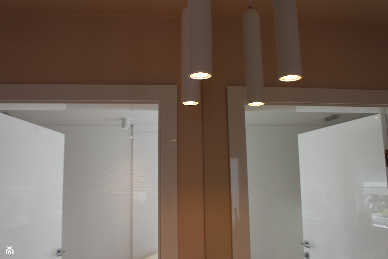Drzwi i oświetlenie - zdjęcie od AMI INTERIOR Projektowanie Wnętrz Renata Olejniczak - Homebook
