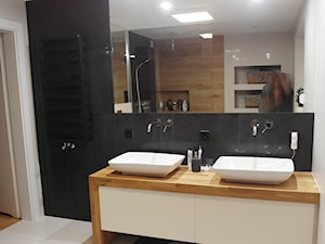 jesienna - Średnia bez okna z lustrem z dwoma umywalkami z punktowym oświetleniem łazienka, styl minimalistyczny - zdjęcie od NaNovo