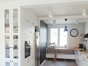 pastelove - Średnia otwarta z salonem biała czarna z zabudowaną lodówką z lodówką wolnostojącą z nablatowym zlewozmywakiem kuchnia w kształcie litery u, styl tradycyjny - zdjęcie od NaNovo