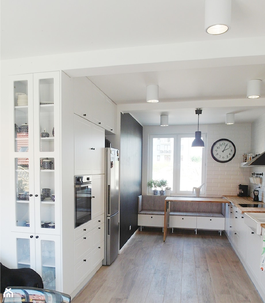 pastelove - Średnia otwarta z salonem biała czarna z zabudowaną lodówką z lodówką wolnostojącą z nab ... - zdjęcie od NaNovo - Homebook