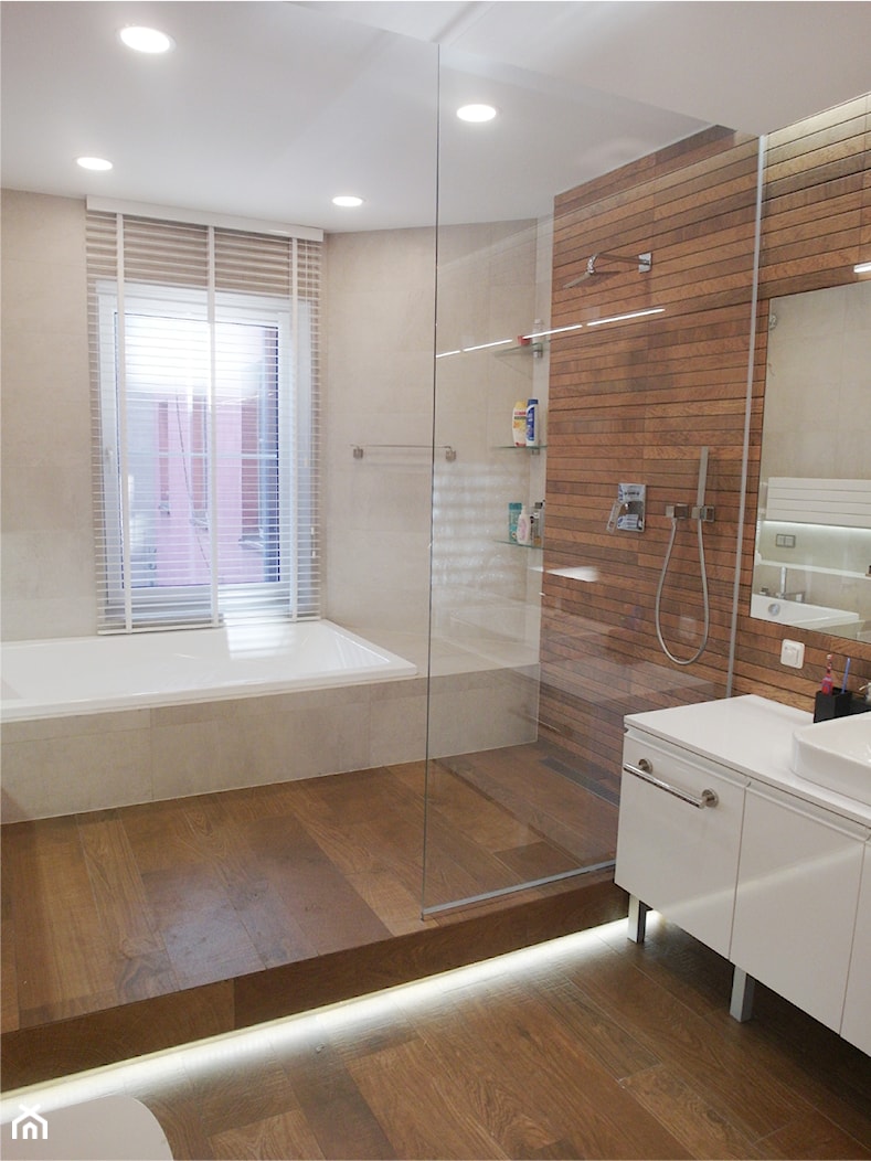 kamienica 2 - Średnia na poddaszu łazienka z oknem, styl nowoczesny - zdjęcie od NaNovo - Homebook