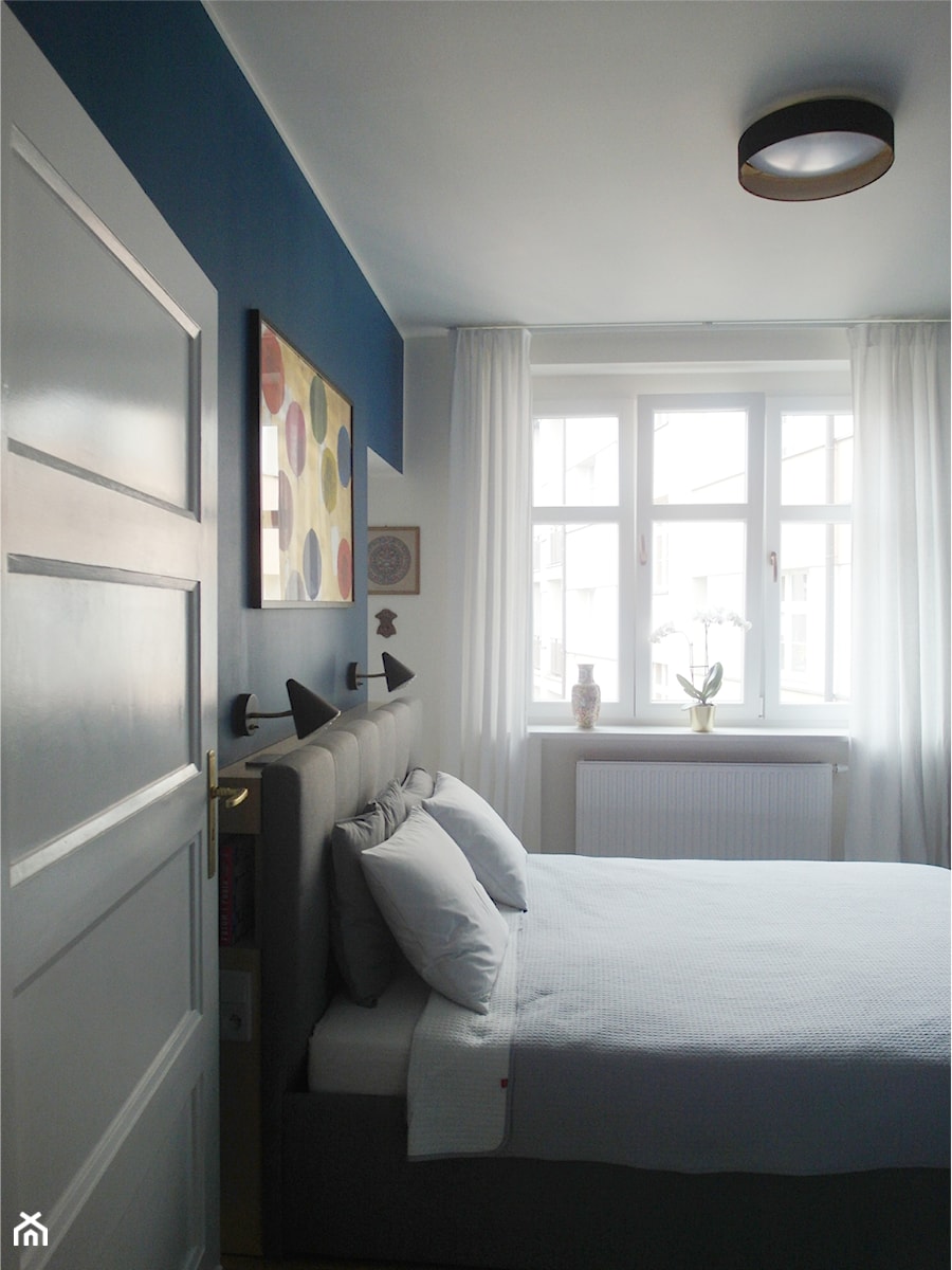 astrów - Średnia biała niebieska sypialnia, styl nowoczesny - zdjęcie od NaNovo